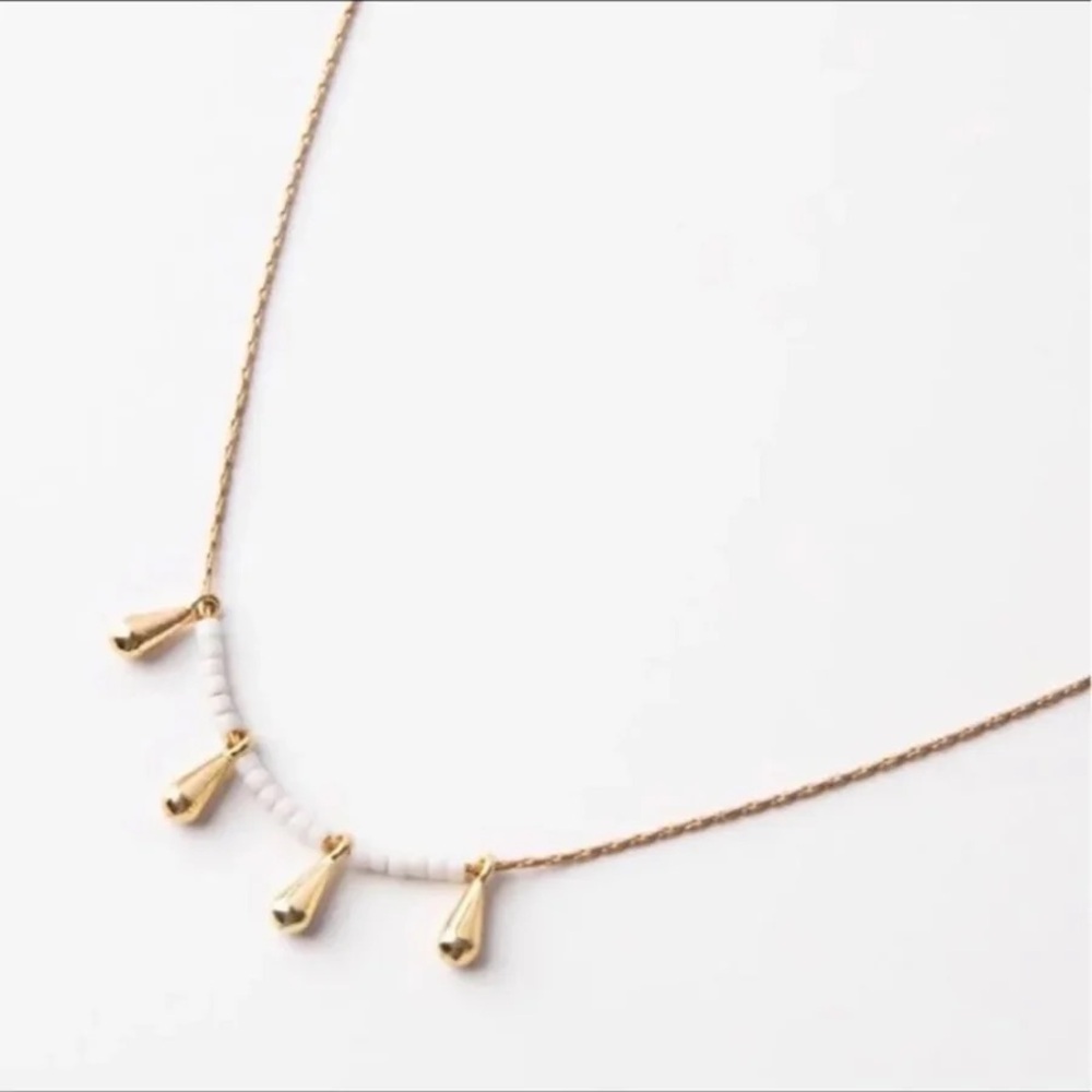 🛍️ Plunder Gold and White Necklace